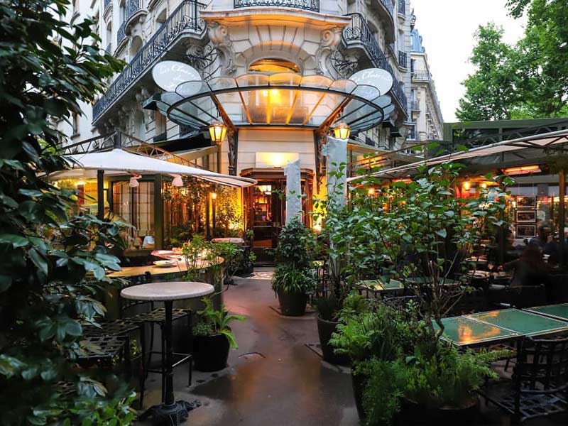 صندلی های رستوران در فضای باز